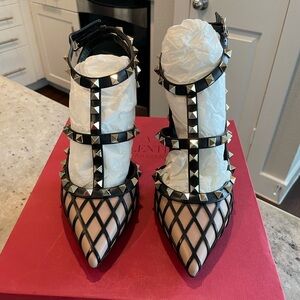 Valentino Garavani Beehive Rockstud 100mm Bicolor T-Strap Cage Pumps